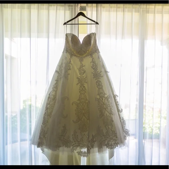 Wedding dress - Picture 3 of 6